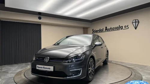 VOLKSWAGEN GOLF Exclusive/Active info/Navi/ACC/Kamera/V-pumpe/2 eiere