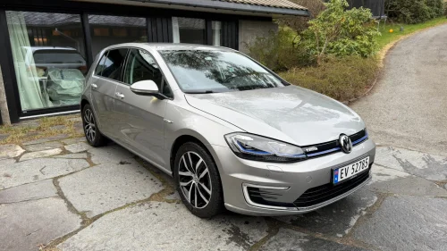 VOLKSWAGEN GOLF E-Golf, lav KM, skinn, active display