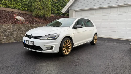 VOLKSWAGEN GOLF 36 kWh – Dynaudio – Skinn – Sportsseter – 128 000 km