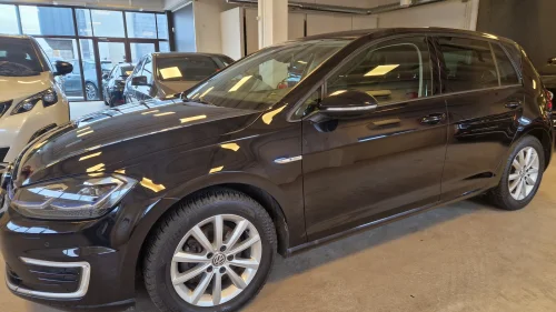 VOLKSWAGEN GOLF EXCLUSIVE- SKINN-KAMERA-LANE ASSIST- GARANTI