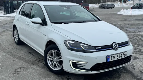 VOLKSWAGEN GOLF 300km / Active Info / ACC / R.Kam / Norsk/ V.Pumpe/ LED