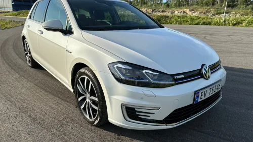 VOLKSWAGEN GOLF e-Golf Skinn/keyless/17"/LED/Ny service.
