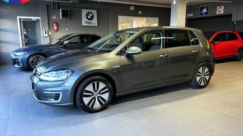 VOLKSWAGEN GOLF e 136hk Comfort ACC Navi Kamera PDC Carplay LED Norsk++