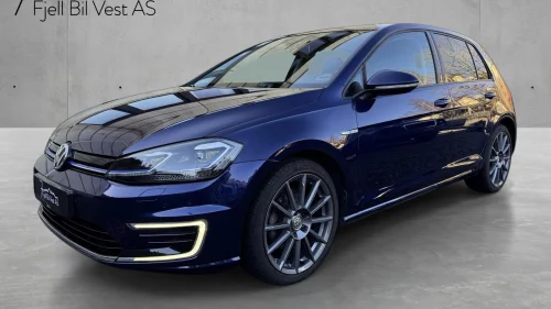 VOLKSWAGEN GOLF 136HK Navi Skinn ACC Kamera Keyless Activeinfo EU08.27