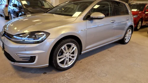 VOLKSWAGEN GOLF 300KM VARMEPUMPE-KAMERA-ADAPTIV CRUISE