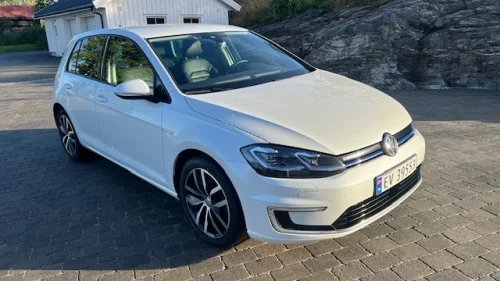 VOLKSWAGEN GOLF E-GOLF 136 HK / Exclusive / Skinn ++