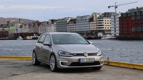VOLKSWAGEN GOLF Dynaudio, skinn, keyless, matrix, acc, senk, 19" JR11