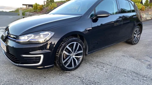 VOLKSWAGEN GOLF Skinn, activeinfo og acc. Største batteripakken.
