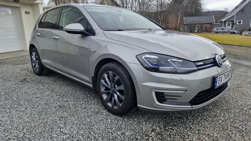 VOLKSWAGEN GOLF E-Golf Velholdt og pen bil.