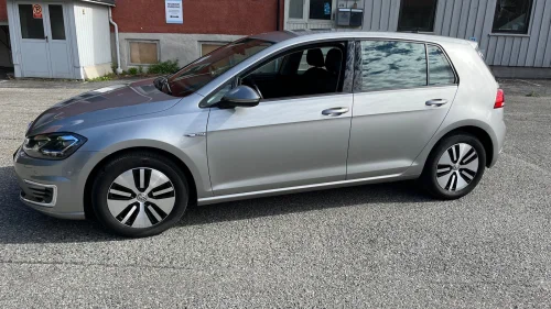 VOLKSWAGEN GOLF 37KW HIGHLINE 136HK KLIMA SKINN ACC PDC