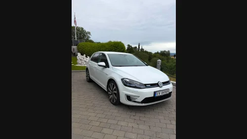 VOLKSWAGEN GOLF E-GOLF EXCLUSIVE 100KW, 300km, SKINN, Dynaudio, ACC