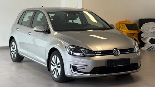 VOLKSWAGEN GOLF e-Golf 136Hk 300Km ACC APP Navi DAB EU-08.27 Ny service