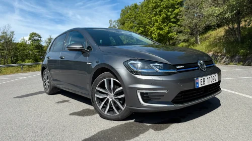 VOLKSWAGEN GOLF EXCLUSIVE - SKINN - KEYLESS - R.KAM / LAV KM