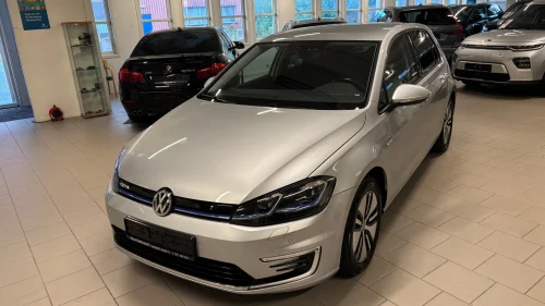 VOLKSWAGEN GOLF Comfort Line: ACC/NAVI/BT/LED/Ny Service++