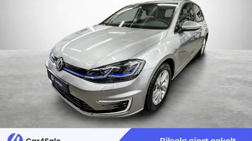 VOLKSWAGEN GOLF 300km / ACC / Kamera / V.Pumpe / Navi High / Keyless ++