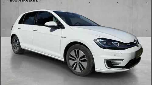 VOLKSWAGEN GOLF // Godt utstyrt bil
