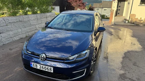 VOLKSWAGEN GOLF Lekker blå eGolf Exclusive, Skinnseter, DAB+, Lav-KM