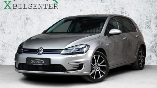 VOLKSWAGEN GOLF Exclusive 136HK // ACC SKINN KAMERA LED NAVI V.PUMPE+