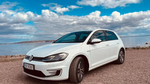 VOLKSWAGEN GOLF eGolf EXCLUSIVE ACC NAVI ACTIV-INFO SKINN KAMERA LAV KM