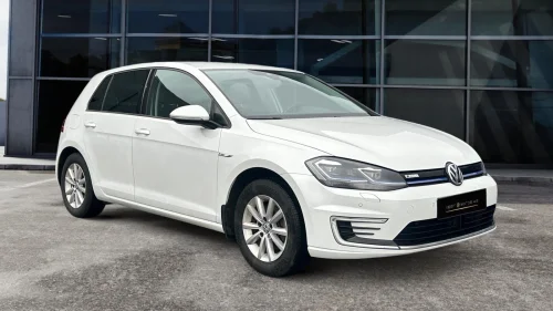 VOLKSWAGEN GOLF Exclusive / ACC / R.kam / V.pumpe / EU-28 / Bt / Dab ++