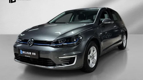 VOLKSWAGEN GOLF 300km. Kamera Navi Keyless ACC NyEU ++