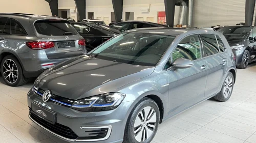 VOLKSWAGEN GOLF E / 300 KM/ SKINN/ R.KAMERA/ ACTIVE INFO/ NORSK