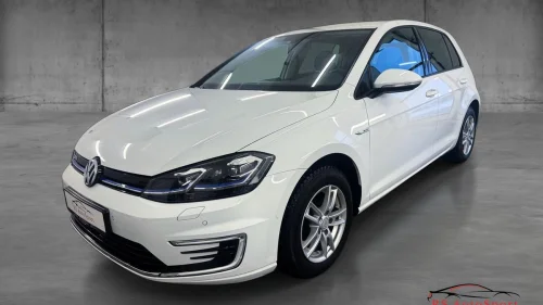 VOLKSWAGEN GOLF 231KM ACC KAMERA NAVI LED/XENON DAB P-SENSOR++