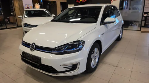 VOLKSWAGEN GOLF DAB/ 300km/ ACC/ NY EU og service