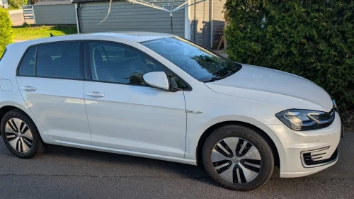 VOLKSWAGEN GOLF E GOLF EXCLUSIVE- RYGGEKAMERA - SKINN- ACC- VARMEPUMPE