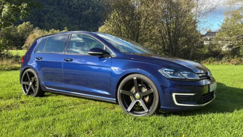 VOLKSWAGEN GOLF Exclusive 136hk. Skinn. Varme pumpe.