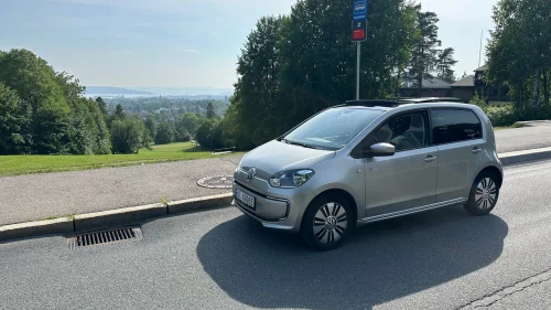 VOLKSWAGEN UP! Sjarmerende og lettkjørt bybil– lav km og soltak