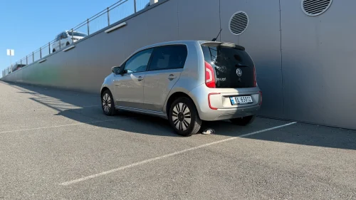 VOLKSWAGEN UP! Flott bil med fine farger