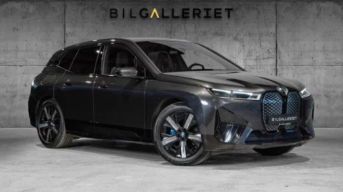 BMW iX xDrive40 FULLYCHARGED/HEAD UP/HARMAN KARDON/HENGERFESTE/INNBYTTE