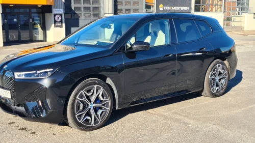 BMW iX xDrive40 iX40 Fully Charged/Sportspakke foliert front STEK DYNO