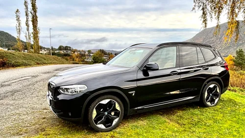 BMW iX3 Fully Charged, Strøken med alle detaljer i sort