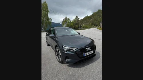 AUDI e-tron 50 50 Advanced Sport sort optikk