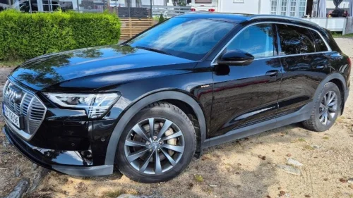 AUDI e-tron quattro adaptiv cruisekontroll hengerfeste heads up dis