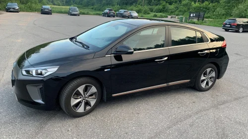 HYUNDAI IONIQ Topputsyrt versjon med teknikkpakke og soltak.