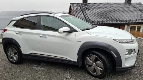 HYUNDAI Kona Premium 64 KWt HUD skinn navi soltak