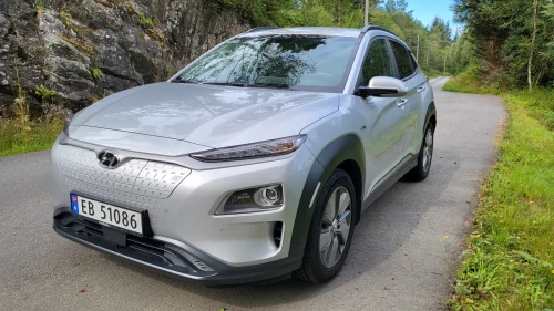 HYUNDAI Kona Premium. Pen og velholdt bil inkl takbøyler og takbox