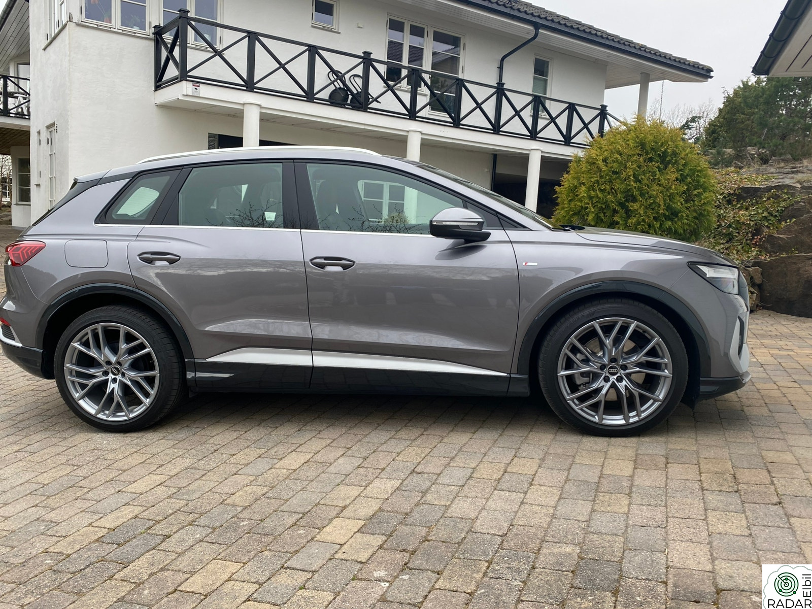 AUDI Q4 50 E TRON 50 Quattro S-Line // 21", Skinn, Pano, Krok, Business+