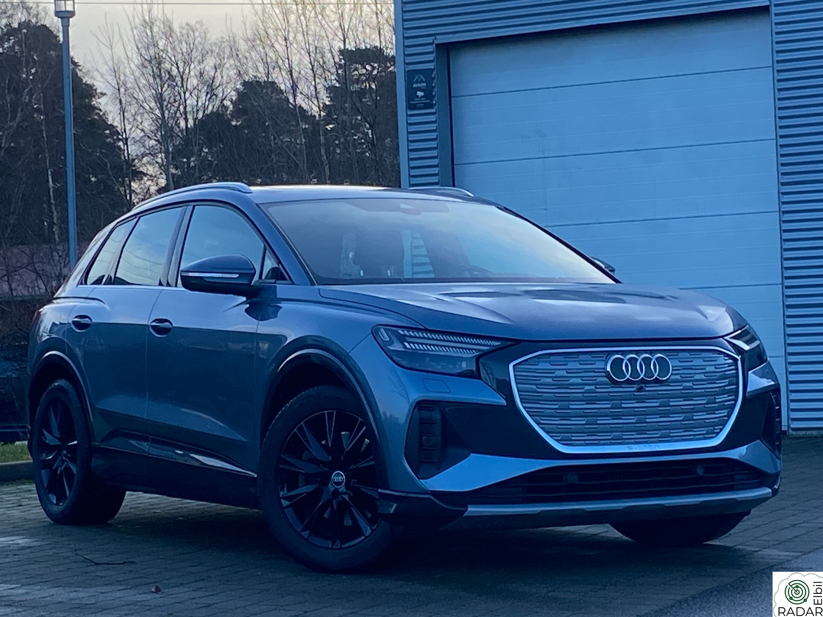 AUDI Q4 50 E TRON 50 / 4x4 / LED-MATRIX / PANORAMA / SKINN / KROK