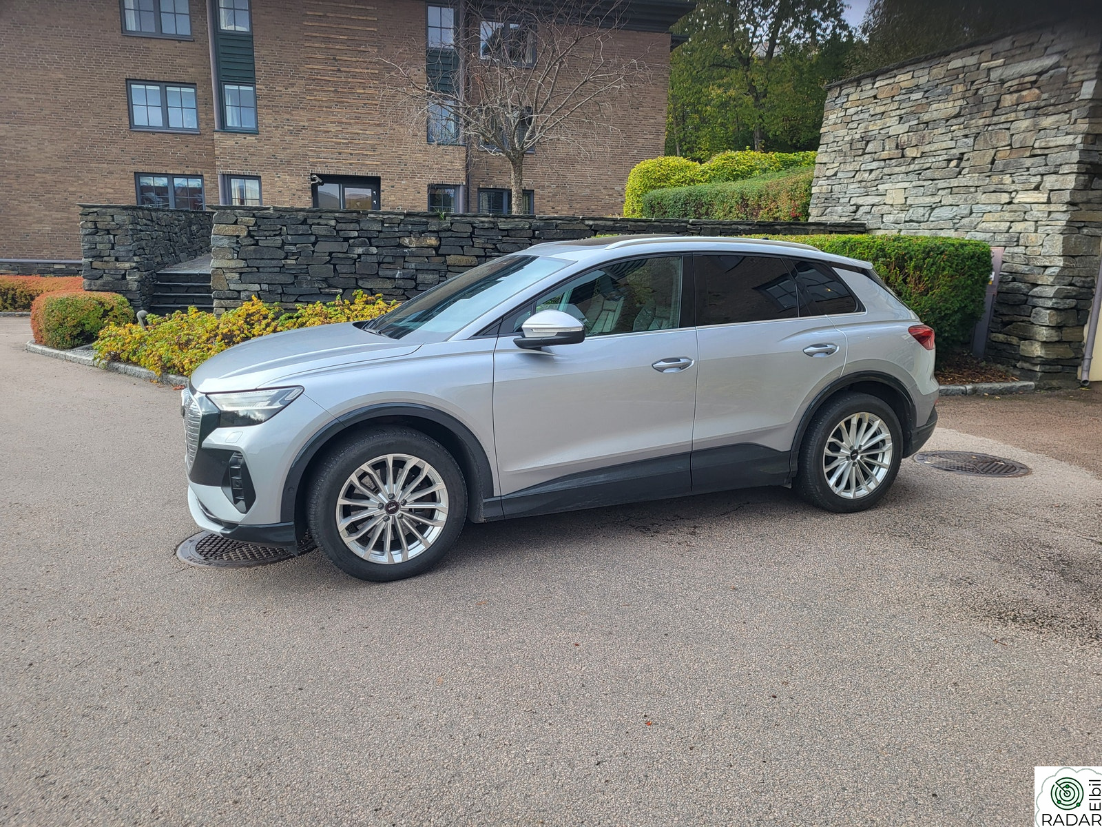 AUDI Q4 50 E TRON 50 quattro Advanced Business