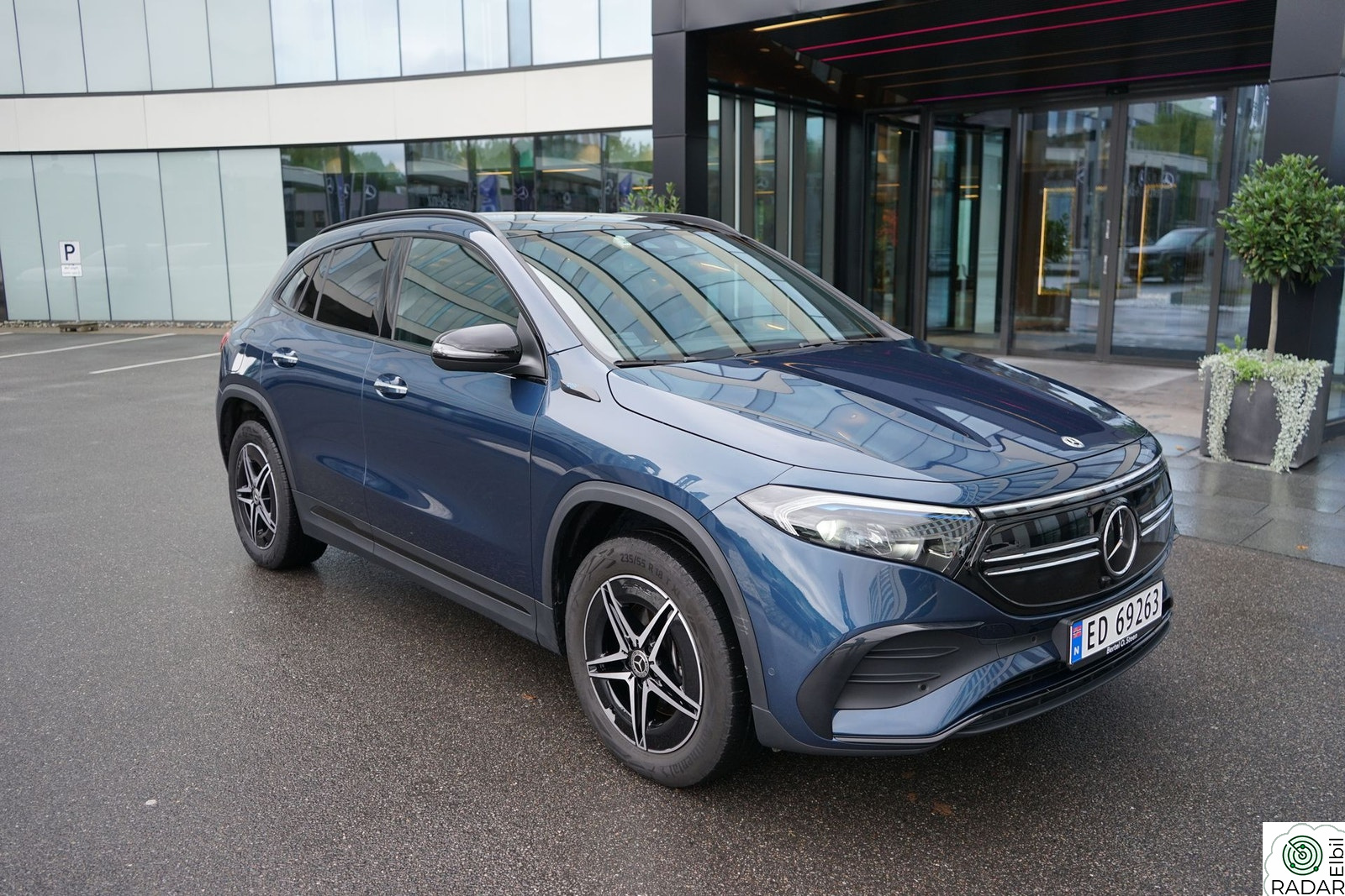 MERCEDES-BENZ EQA 300 4MATIC 4Matic AMG / mye utstyr / Lav km.