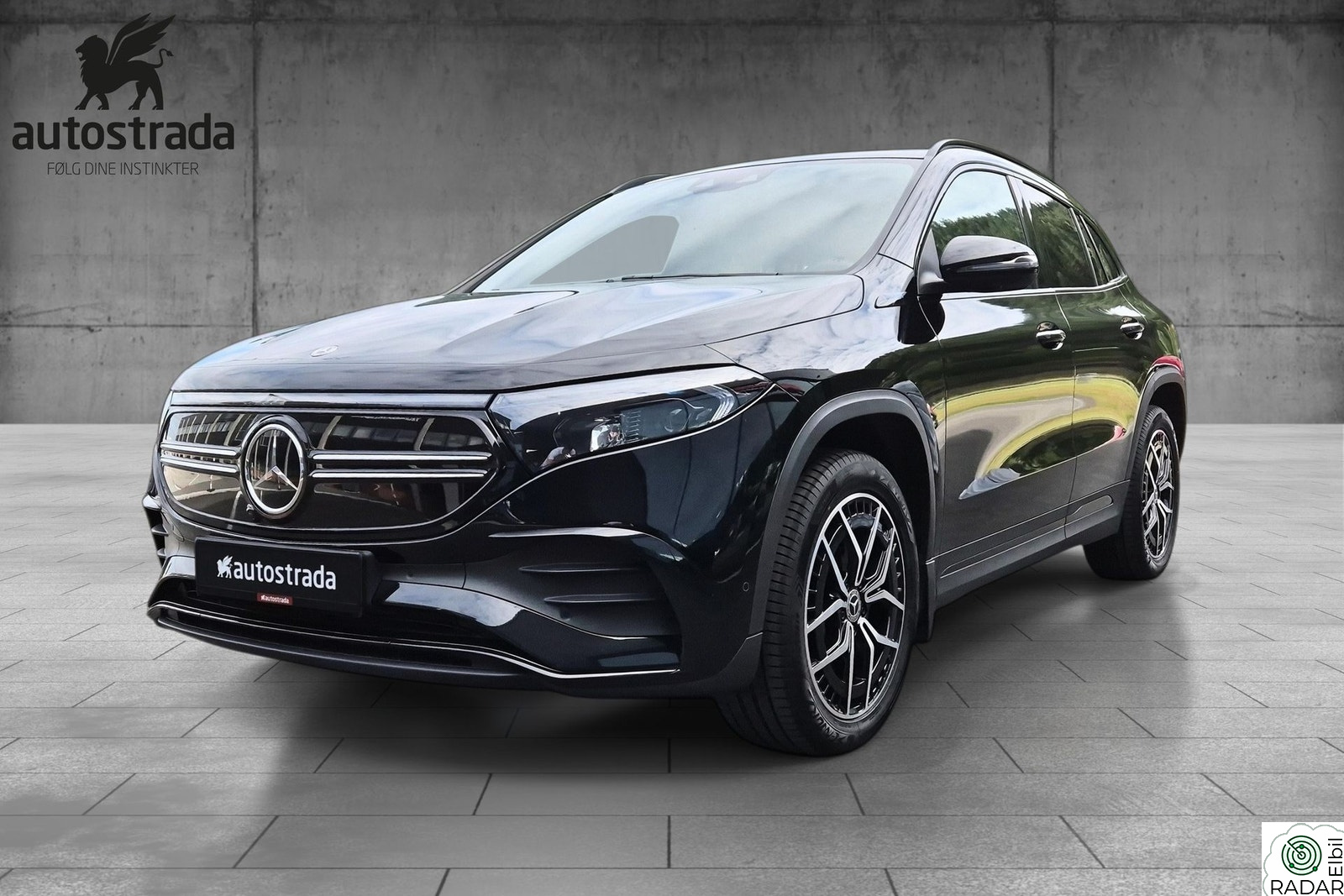 MERCEDES-BENZ EQA 300 4MATIC AMG/Nattpakke/Panorama/Krok+++