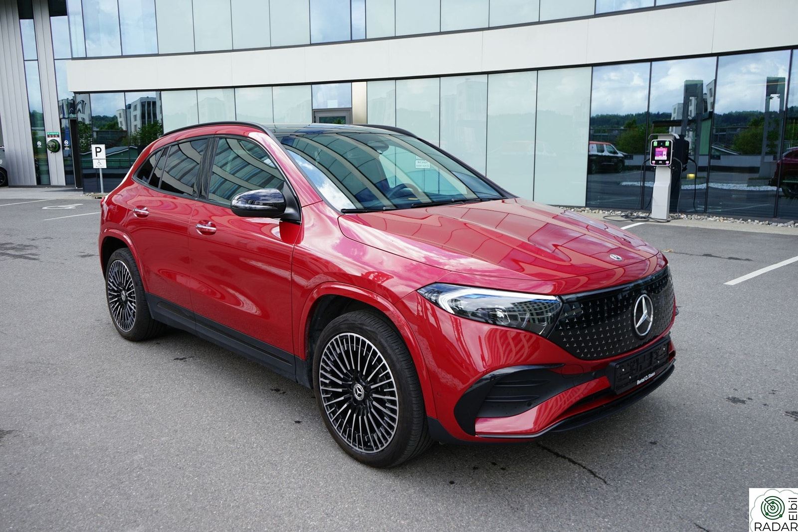 MERCEDES-BENZ EQA 300 4MATIC 4MATIC – AMG Line / spesielt godt utstyrt !