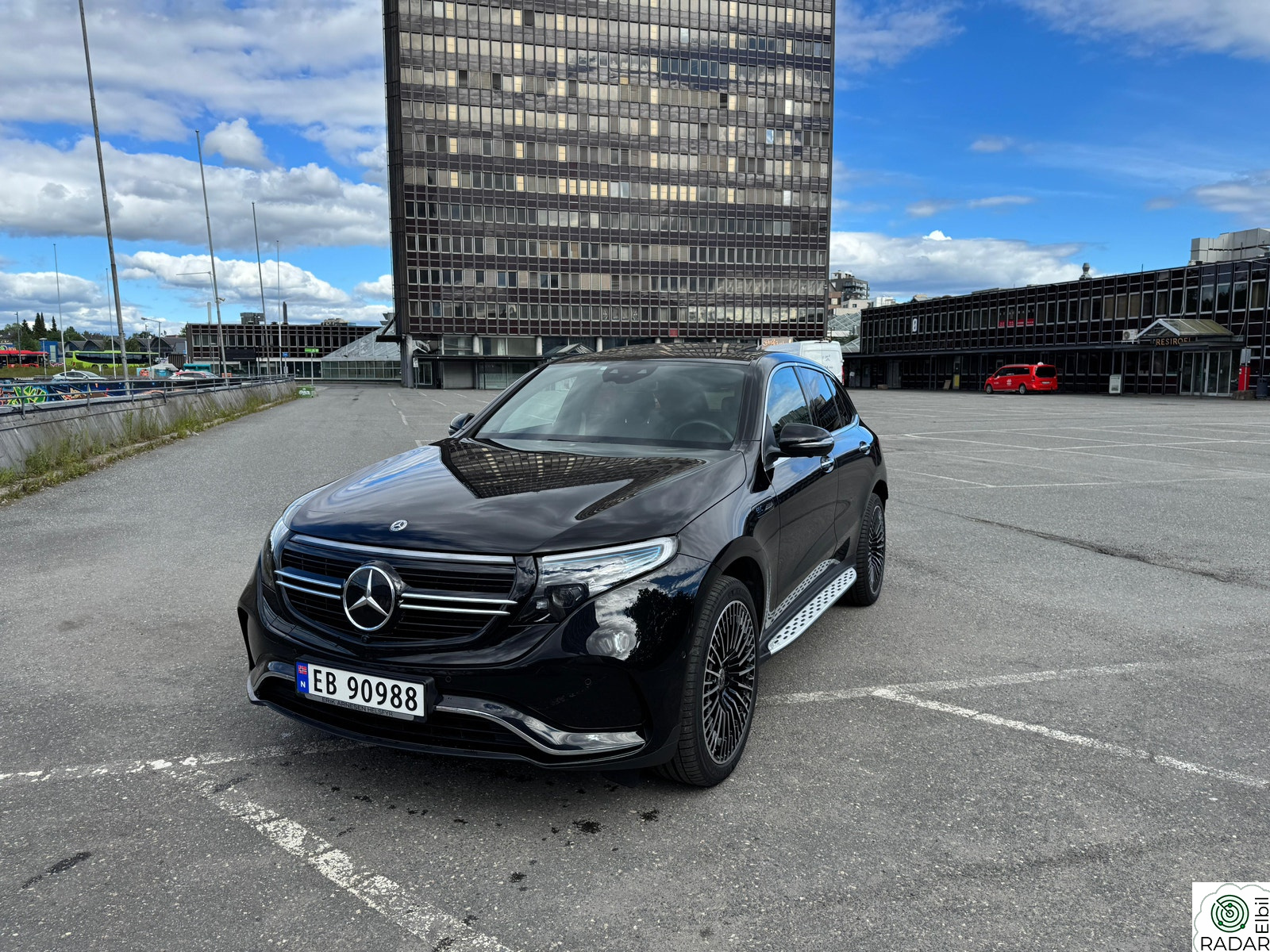 MERCEDES-BENZ EQC 400 4MATIC 4MATIC AMG | 1 EIER | LAV KM | UTSTYR++ | GARASJEHOLDT