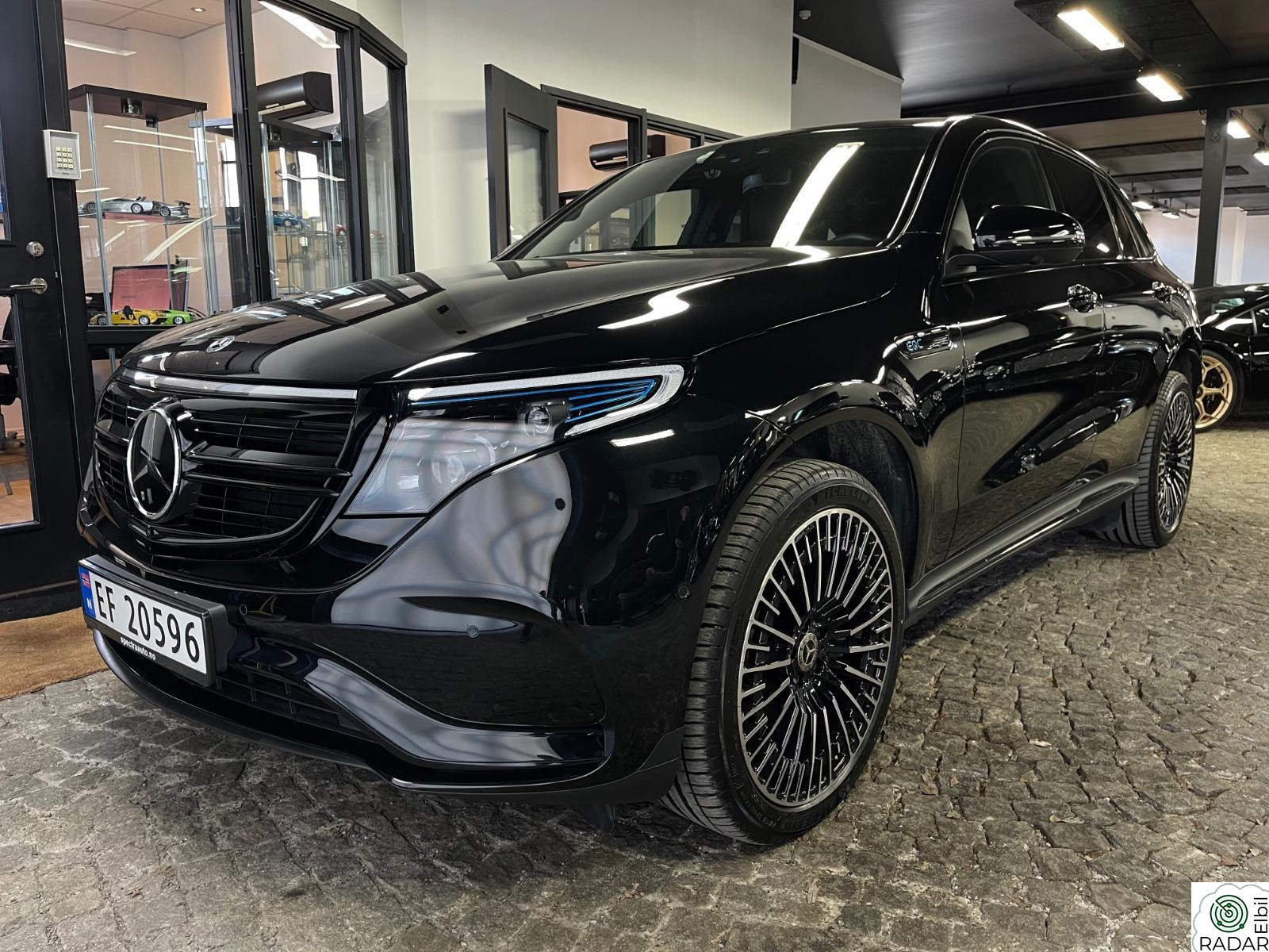 MERCEDES-BENZ EQC 400 4MATIC AMG Premium Plus, HUD, 21"S&V, Krok, ACC, Minne, Soltak