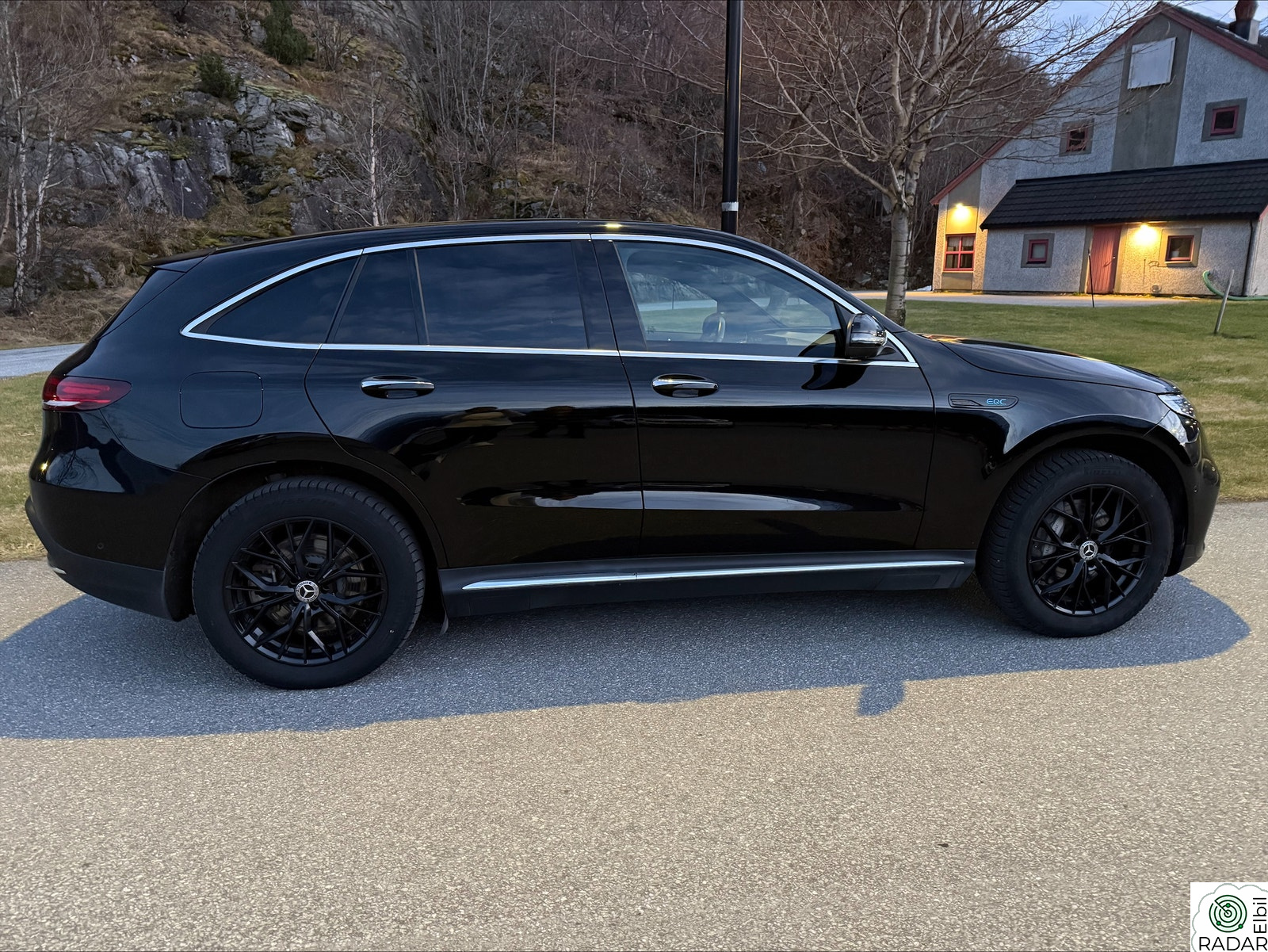 MERCEDES-BENZ EQC 400 4MATIC AMG Premium Plus, hengerfeste, head-up, takluke