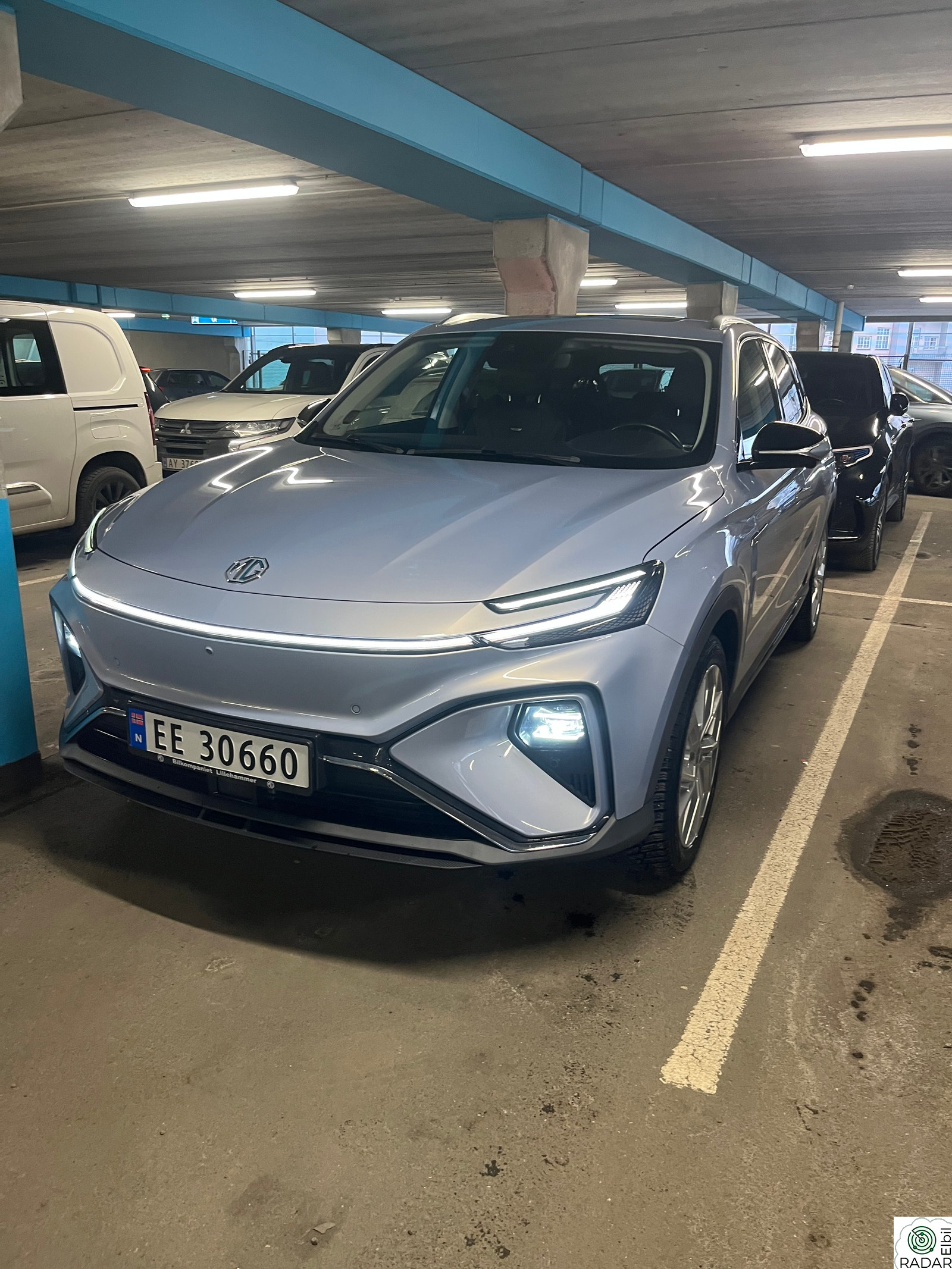MG MARVEL R ELECTRIC 4WD PERFORMANCE SVART SKINN